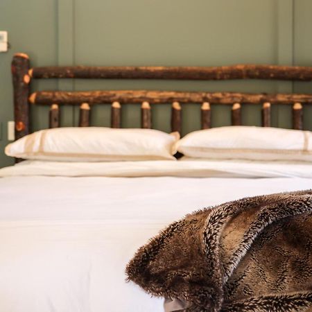 Outland Chalet & Suites Great Smoky Mountains Whittier Eksteriør billede
