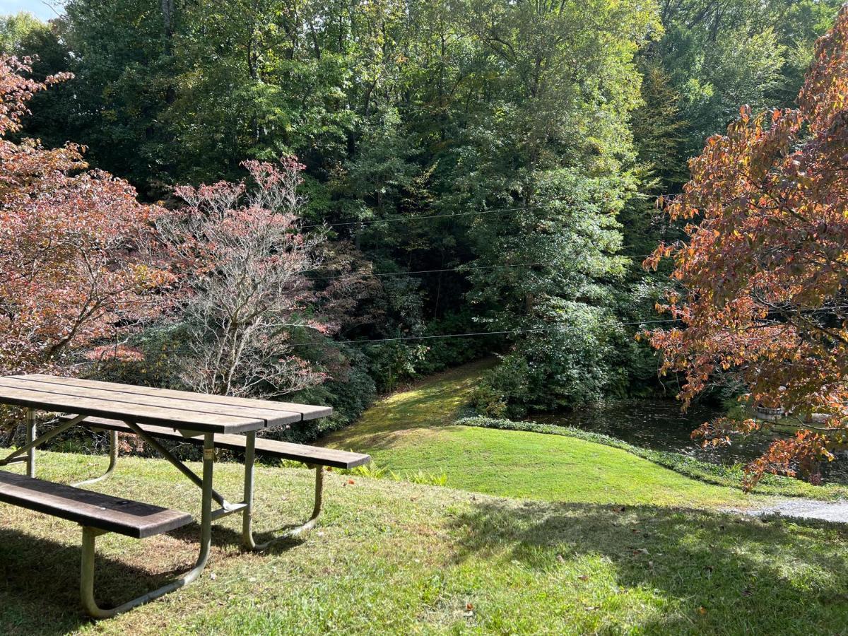 Outland Chalet & Suites Great Smoky Mountains Whittier Eksteriør billede
