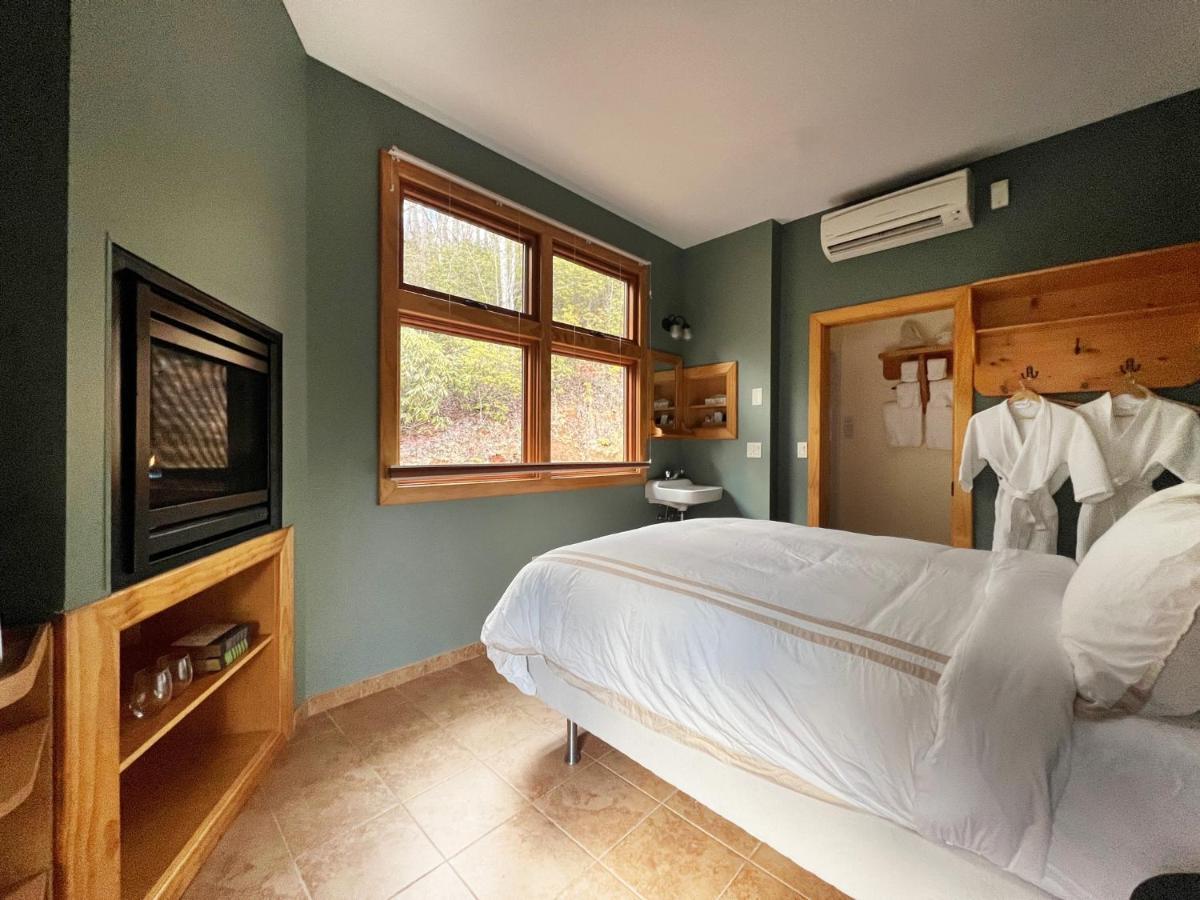 Outland Chalet & Suites Great Smoky Mountains Whittier Værelse billede